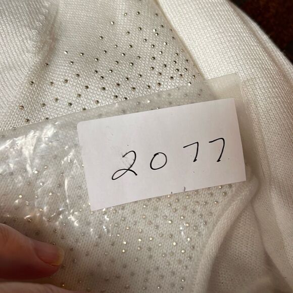 Calvin Klein size M cream and gold lightweight sweater. - Picture 7 of 7